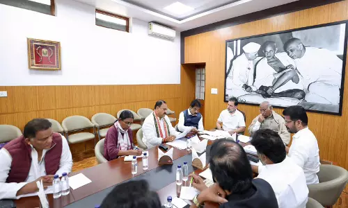 Delhi में खार्गे के आवास पर कांग्रेस के शीर्ष नेताओं ने तेलंगाना के नेताओं से मुलाकात की Delhi में खार्गे के आवास पर कांग्रेस के शीर्ष नेताओं ने तेलंगाना के नेताओं से मुलाकात की