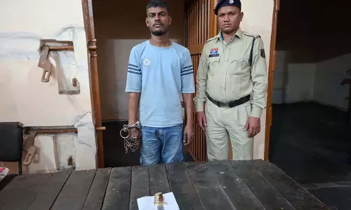 सिंघानिया चौक पर चाकू लहराकर लोगों को धमकाने वाला युवक गिरफ्तार सिंघानिया चौक पर चाकू लहराकर लोगों को धमकाने वाला युवक गिरफ्तार