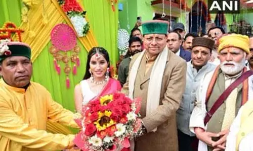 मुख्यमंत्री पुष्कर सिंह धामी ने बूथ अध्यक्ष की बेटी की शादी में शिरकत कर जीता दिल