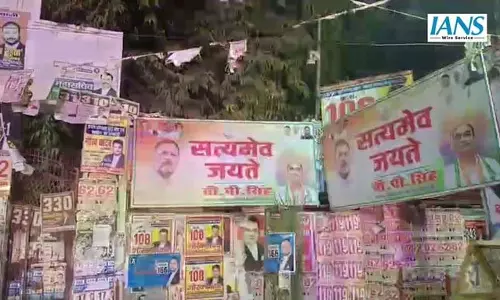 जिला अदालत के पास ‘Satyameva Jayate’ बैनर से सियासी हलचल तेज