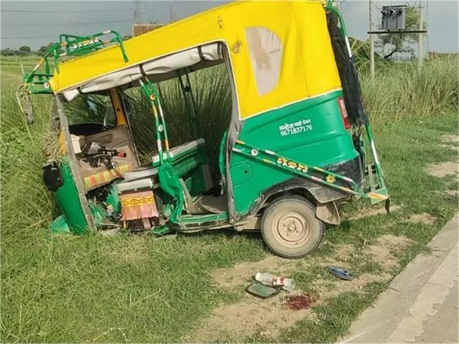 Jharkhand: स्कूल जा रहे बच्चों से भरा ऑटो अनियंत्रित होकर पलटा, छात्रा की मौत Jharkhand: स्कूल जा रहे बच्चों से भरा ऑटो अनियंत्रित होकर पलटा, छात्रा की मौत