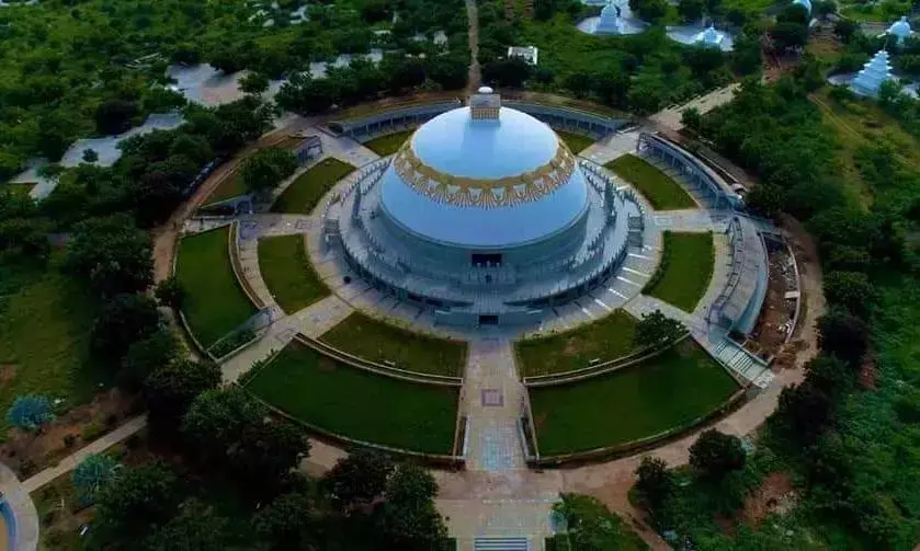 Telangana: बुद्धवनम में नंगे पांव भिक्षुओं का स्वागत किया गया Telangana: बुद्धवनम में नंगे पांव भिक्षुओं का स्वागत किया गया