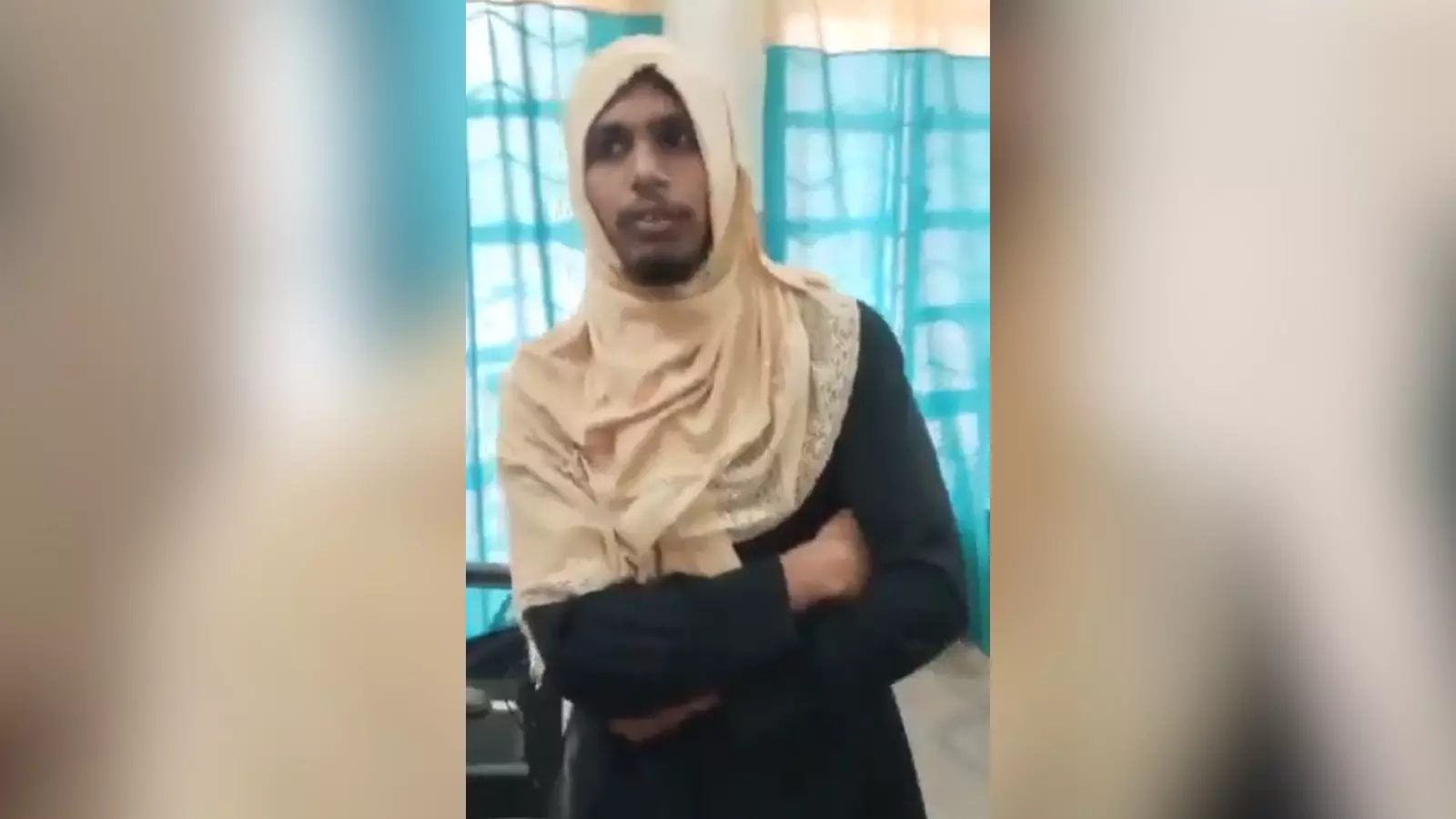 जगतियाल बस स्टेशन पर महिला बनकर घूमने पर बुर्का पहने दो लोगों पर मामला दर्ज जगतियाल बस स्टेशन पर महिला बनकर घूमने पर बुर्का पहने दो लोगों पर मामला दर्ज