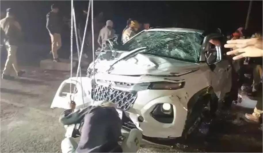 Mathura: भाई की कार लेकर निकले थे 4 दोस्त, नहर में पलटी गाड़ी Mathura: भाई की कार लेकर निकले थे 4 दोस्त, नहर में पलटी गाड़ी