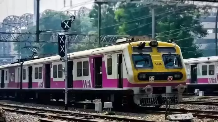 OMG! लोकल ट्रेन में महिला कोच में ये क्या हुआ...? OMG! लोकल ट्रेन में महिला कोच में ये क्या हुआ...?
