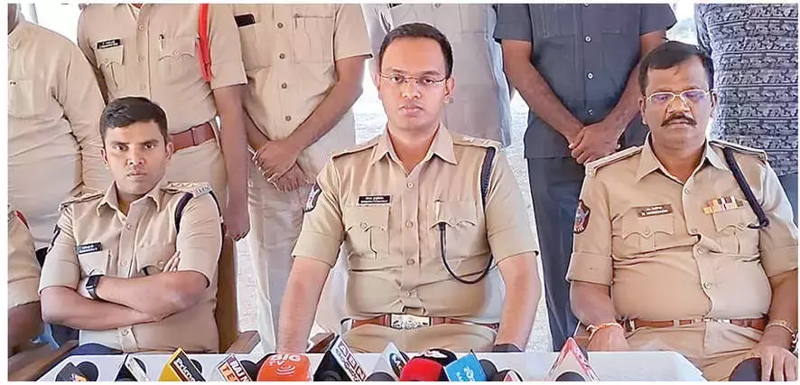 Andhra: मदनपल्ले में बच्ची से रेप और मर्डर का आरोपी गांव के तालाब में मिला Andhra: मदनपल्ले में बच्ची से रेप और मर्डर का आरोपी गांव के तालाब में मिला