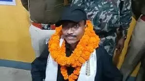 Bihar:कुख्यात नक्सली सुरेश कोड़ा ने किया सरेंडर, पुलिस को AK-47 सौंपकर मांगी माफी Bihar:कुख्यात नक्सली सुरेश कोड़ा ने किया सरेंडर, पुलिस को AK-47 सौंपकर मांगी माफी