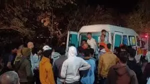 Maharashtra: शिवनेरी किले में शिवजयंती पर बेकाबू हुई भीड़, कई भक्त घायल Maharashtra: शिवनेरी किले में शिवजयंती पर बेकाबू हुई भीड़, कई भक्त घायल