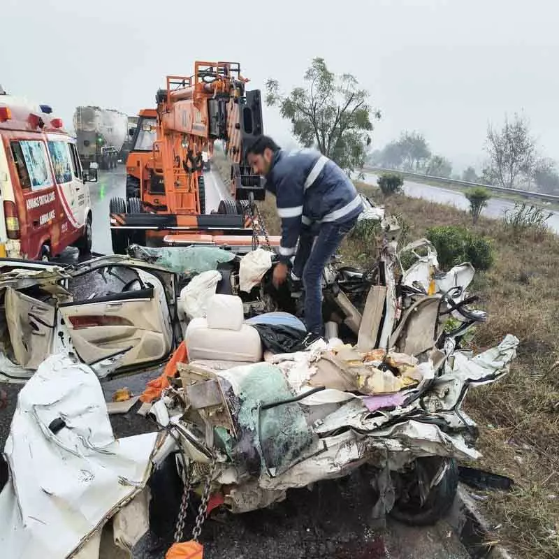 KMP एक्सप्रेसवे पर हुए एक्सीडेंट में पोलिश टूरिस्ट और कैब ड्राइवर की मौत हो गई। KMP एक्सप्रेसवे पर हुए एक्सीडेंट में पोलिश टूरिस्ट और कैब ड्राइवर की मौत हो गई।
