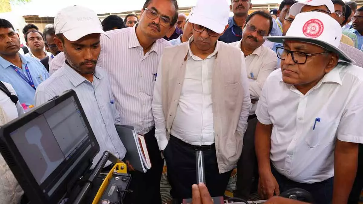 सेंट्रल रेलवे के GM गोस्वामी ने वाडी-सोलापुर सेक्शन का निरीक्षण किया सेंट्रल रेलवे के GM गोस्वामी ने वाडी-सोलापुर सेक्शन का निरीक्षण किया