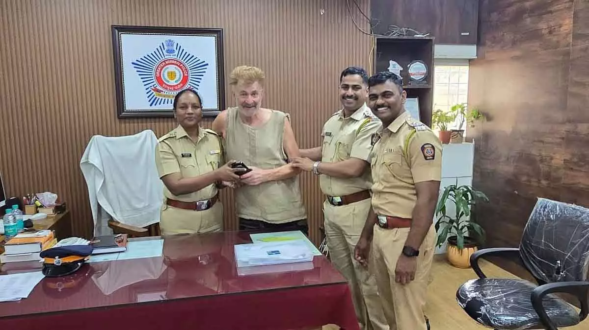 Mumbai पुलिस ने ऑस्ट्रेलियाई पर्यटक का खोया हुआ फोन और बटुआ एक घंटे में बरामद किया Mumbai पुलिस ने ऑस्ट्रेलियाई पर्यटक का खोया हुआ फोन और बटुआ एक घंटे में बरामद किया