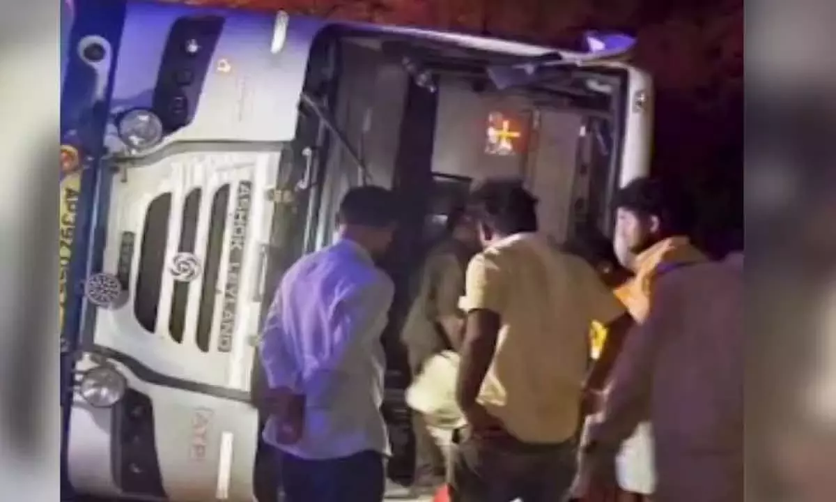Telangana: जोगुलम्बा गडवाल में बस पलटी, 19 घायल Telangana: जोगुलम्बा गडवाल में बस पलटी, 19 घायल