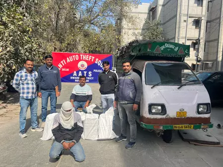 अंतर्राज्यीय अवैध शराब सप्लायर गिरफ्तार, 2,000 क्वार्टर बरामद अंतर्राज्यीय अवैध शराब सप्लायर गिरफ्तार, 2,000 क्वार्टर बरामद