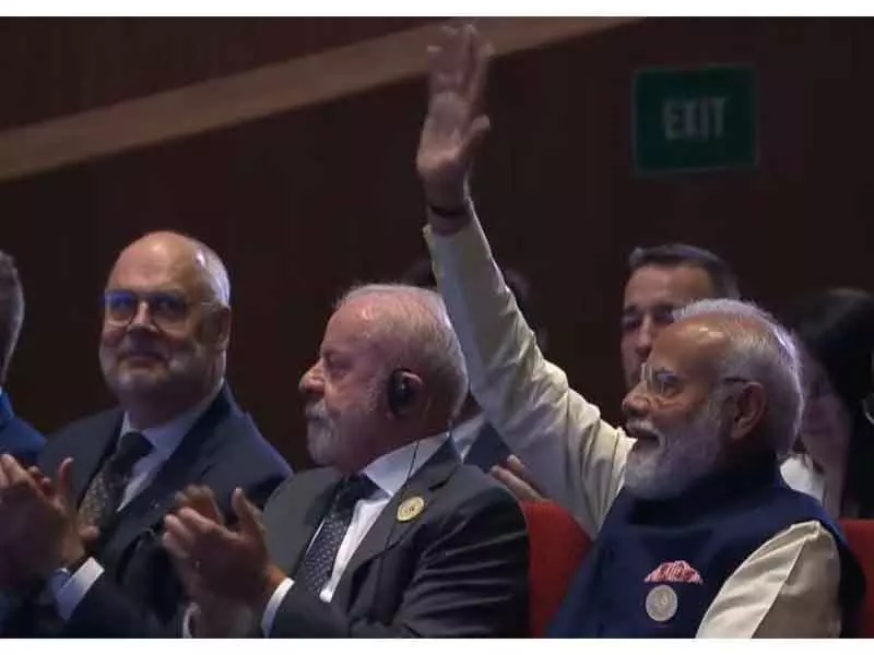 इंडिया AI समिट: PM मोदी, लूला और मैक्रों की दोस्ती, वैश्विक एकजुटता इंडिया AI समिट: PM मोदी, लूला और मैक्रों की दोस्ती, वैश्विक एकजुटता