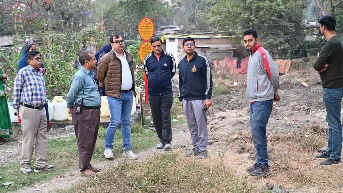 Indore : सफाई में लापरवाही पर तीन अधिकारियों का तीन दिन का वेतन कटा Indore : सफाई में लापरवाही पर तीन अधिकारियों का तीन दिन का वेतन कटा