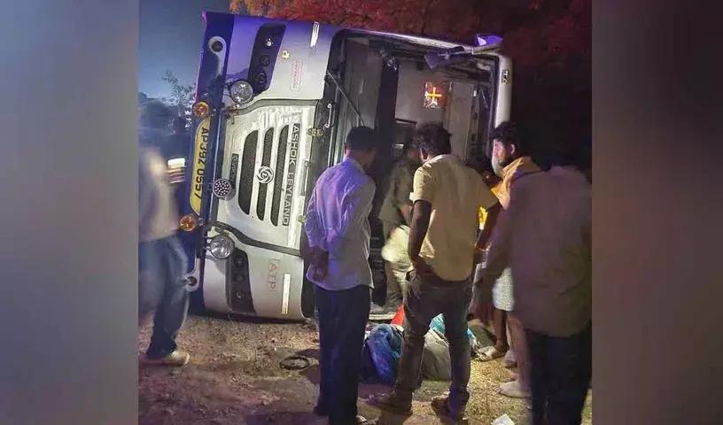 APSRTC की बस जोगुलम्बा गडवाल में सड़क किनारे खाई में गिरी, चार लोग गंभीर रूप से घायल APSRTC की बस जोगुलम्बा गडवाल में सड़क किनारे खाई में गिरी, चार लोग गंभीर रूप से घायल