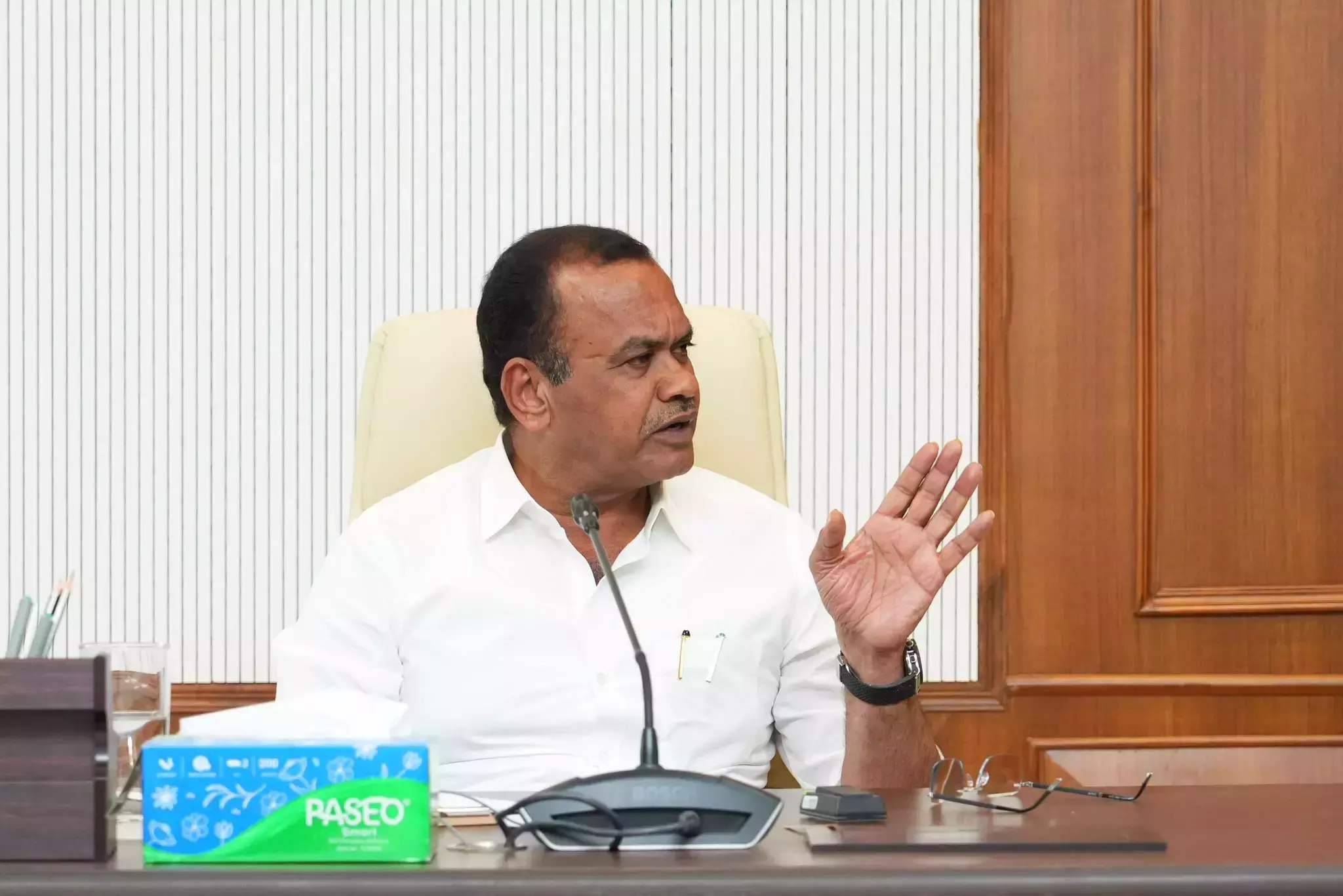 कोमाटिरेड्डी ने RRR, एचएएम रोड्स को आगे बढ़ाने का आह्वान किया कोमाटिरेड्डी ने RRR, एचएएम रोड्स को आगे बढ़ाने का आह्वान किया