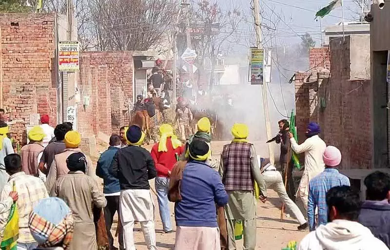 Bathinda village में किसानों और पुलिस के बीच झड़प, कई घायल, 30 हिरासत में Bathinda village में किसानों और पुलिस के बीच झड़प, कई घायल, 30 हिरासत में