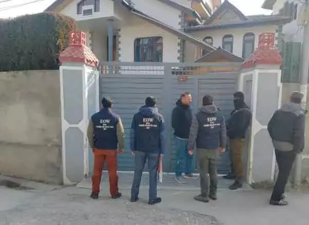 HDFC बैंक फ्रॉड केस: EOW ने 5 कर्मचारियों को गिरफ्तार, शोपियां-बडगाम में तलाशी HDFC बैंक फ्रॉड केस: EOW ने 5 कर्मचारियों को गिरफ्तार, शोपियां-बडगाम में तलाशी