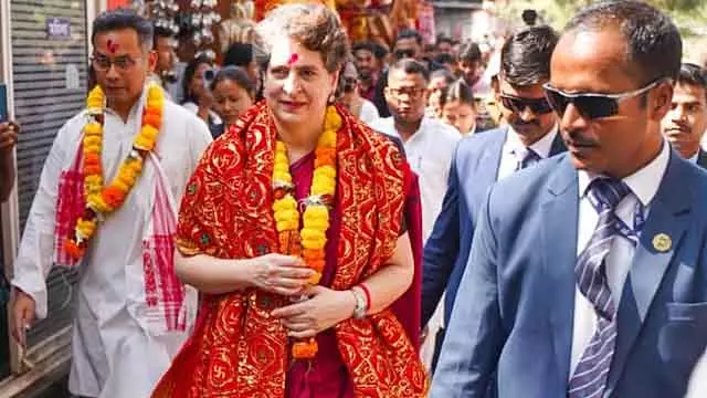 Priyanka ने कामाख्या मंदिर में पूजा की: असम चुनाव की योजनाएं तेज Priyanka ने कामाख्या मंदिर में पूजा की: असम चुनाव की योजनाएं तेज