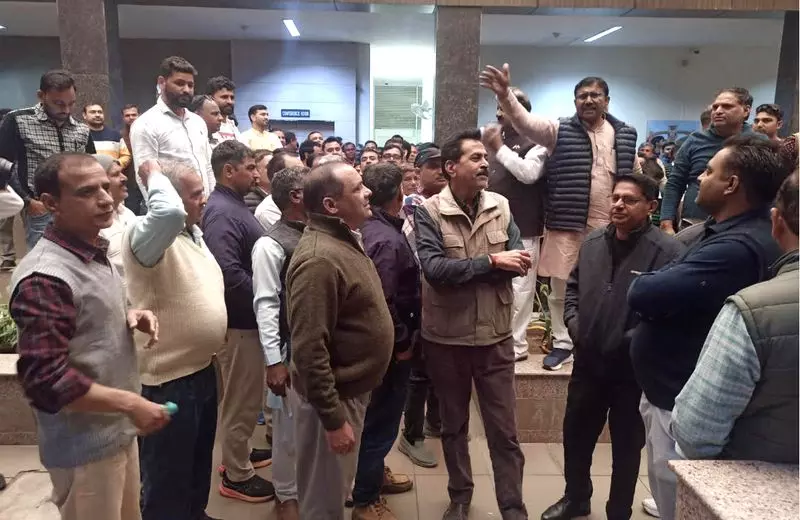 Rohtak यूनिवर्सिटी में हाई ड्रामा रजिस्ट्रार सस्पेंड, 12 घंटे के अंदर बहाल Rohtak यूनिवर्सिटी में हाई ड्रामा रजिस्ट्रार सस्पेंड, 12 घंटे के अंदर बहाल
