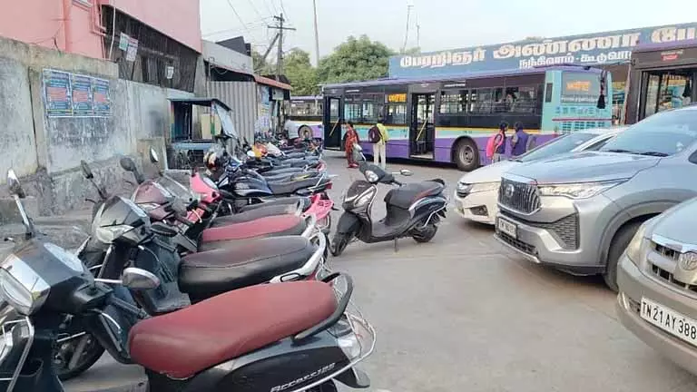 खराब रखरखाव और अतिक्रमण के कारण Nandivaram टर्मिनस नेशनल हाईवे पर बसों को रोकना पड़ रहा खराब रखरखाव और अतिक्रमण के कारण Nandivaram टर्मिनस नेशनल हाईवे पर बसों को रोकना पड़ रहा