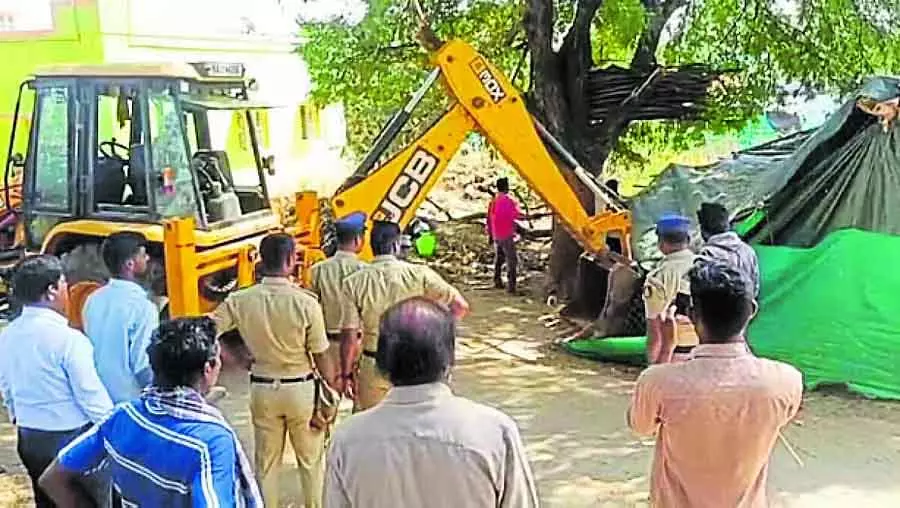 Gauribidanur : अतिक्रमण हटाने के विरोध में परिवार ने जहर खाकर आत्महत्या की कोशिश की Gauribidanur : अतिक्रमण हटाने के विरोध में परिवार ने जहर खाकर आत्महत्या की कोशिश की
