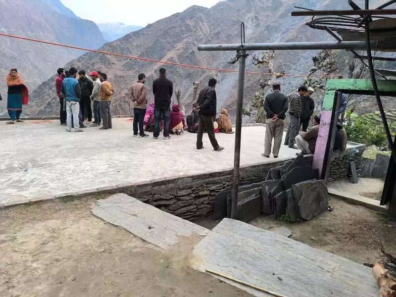 Chamba village में एक आदमी ने अपनी पत्नी की हत्या कर दी और खुद भी आत्महत्या कर ली Chamba village में एक आदमी ने अपनी पत्नी की हत्या कर दी और खुद भी आत्महत्या कर ली