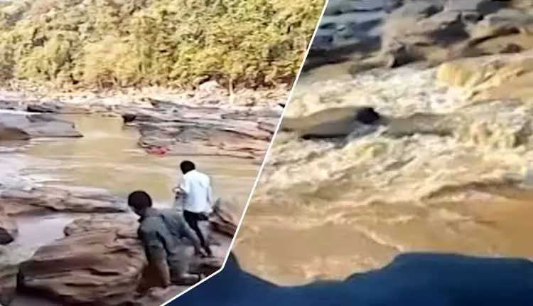 Bhubaneswar: सबरी नदी से दो शव बरामद, लापता परिवार के सदस्यों की तलाश जारी Bhubaneswar: सबरी नदी से दो शव बरामद, लापता परिवार के सदस्यों की तलाश जारी