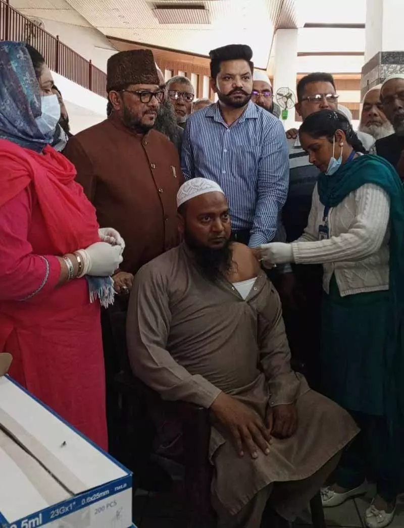 Malerkotla हेल्थ डिपार्टमेंट हज यात्रियों को वैक्सीन और जानकारी दे रहा Malerkotla हेल्थ डिपार्टमेंट हज यात्रियों को वैक्सीन और जानकारी दे रहा