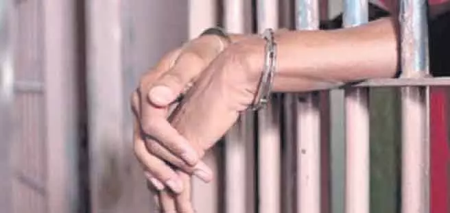 Bolangir पत्नी का गला घोंटने के आरोप में पति हिरासत में Bolangir पत्नी का गला घोंटने के आरोप में पति हिरासत में