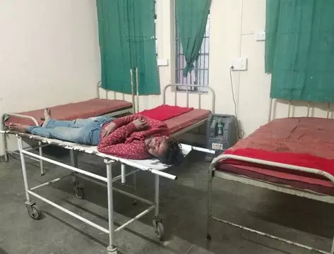 Agra: इलाज के लिए तरसता रहा परिवार, अस्पताल पर सवाल Agra: इलाज के लिए तरसता रहा परिवार, अस्पताल पर सवाल