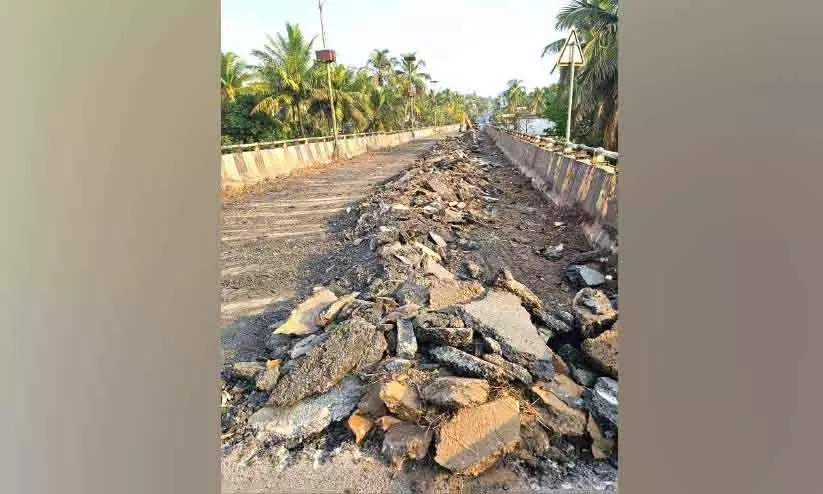 Kerala : दोनों पुल एक साथ बंद कर दिए गए, लोग परेशान हो गए Kerala : दोनों पुल एक साथ बंद कर दिए गए, लोग परेशान हो गए