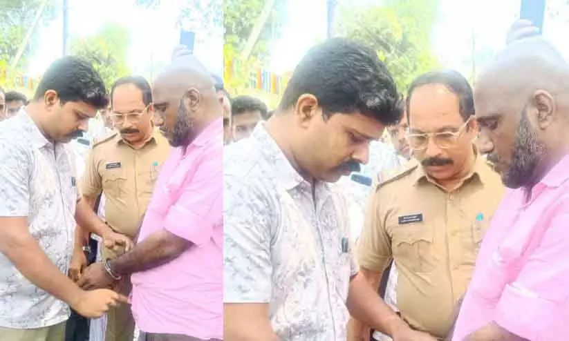 Financial fraud ; पूर्व पंचायत सदस्य को स्थानीय लोगों ने गिरफ्तार कर पुलिस के हवाले कर दिया Financial fraud ; पूर्व पंचायत सदस्य को स्थानीय लोगों ने गिरफ्तार कर पुलिस के हवाले कर दिया