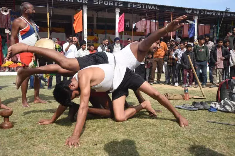 Kila Raipur Olympics, बाजीगरों ने अपने स्टंट से दर्शकों को मंत्रमुग्ध कर दिया Kila Raipur Olympics, बाजीगरों ने अपने स्टंट से दर्शकों को मंत्रमुग्ध कर दिया