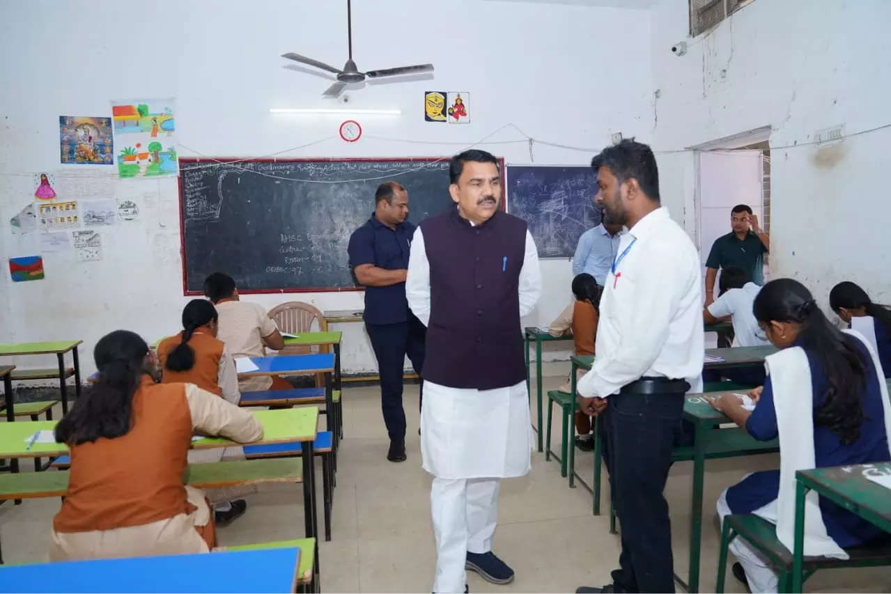 Odisha में कड़ी सुरक्षा के बीच 10वीं की परीक्षाएं शुरू Odisha में कड़ी सुरक्षा के बीच 10वीं की परीक्षाएं शुरू