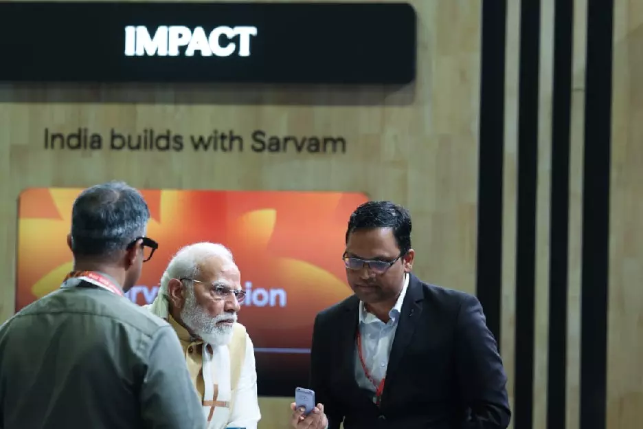 PM Modi ने इंडिया AI इम्पैक्ट समिट 2026 में HMD फीचर फोन पर सर्वम AI डेमो देखा PM Modi ने इंडिया AI इम्पैक्ट समिट 2026 में HMD फीचर फोन पर सर्वम AI डेमो देखा