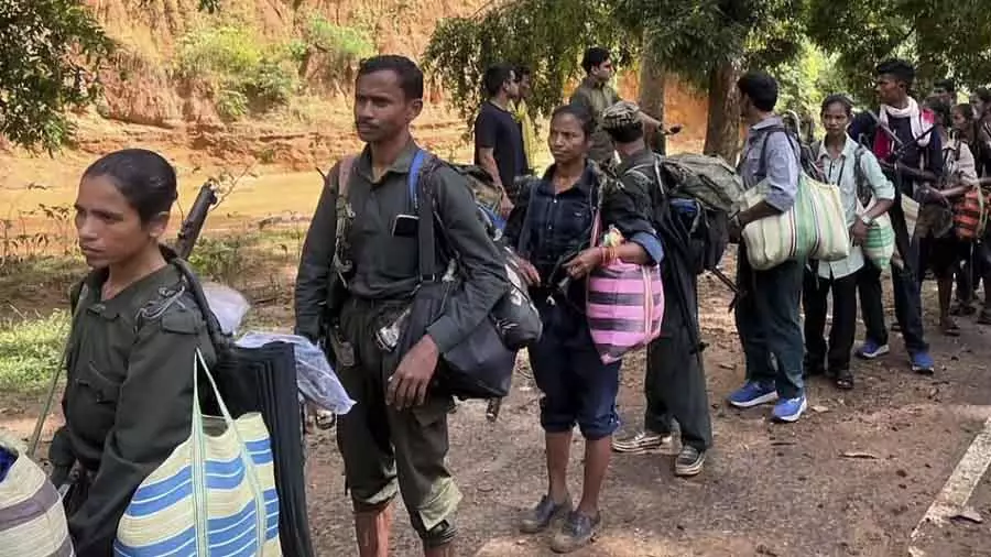 बिहार नक्सल-मुक्त, 3 लाख के इनामी माओवादी ने किया सरेंडर: Police बिहार नक्सल-मुक्त, 3 लाख के इनामी माओवादी ने किया सरेंडर: Police