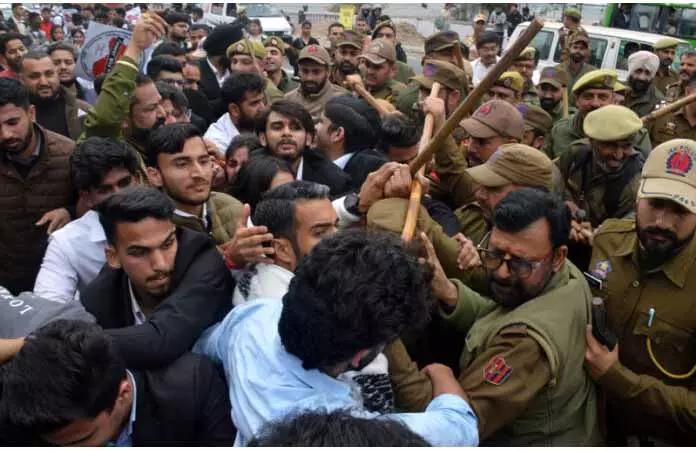 जम्मू में NLU के लिए छात्रों के प्रदर्शन पर पुलिस के साथ हल्की झड़प जम्मू में NLU के लिए छात्रों के प्रदर्शन पर पुलिस के साथ हल्की झड़प