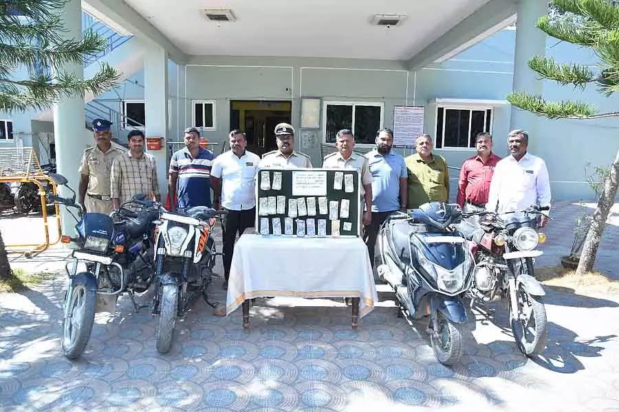 Bangarpet : डकैती का मामला में 7 लोग गिरफ्तार Bangarpet : डकैती का मामला में 7 लोग गिरफ्तार