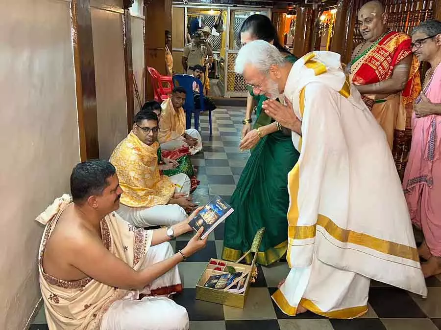 Karnataka: महाबलेश्वर की मौजूदगी में गोकर्ण पुराण का लोकार्पण Karnataka: महाबलेश्वर की मौजूदगी में गोकर्ण पुराण का लोकार्पण
