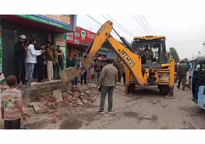 JMC ने सफाई और अतिक्रमण विरोधी अभियान चलाया JMC ने सफाई और अतिक्रमण विरोधी अभियान चलाया