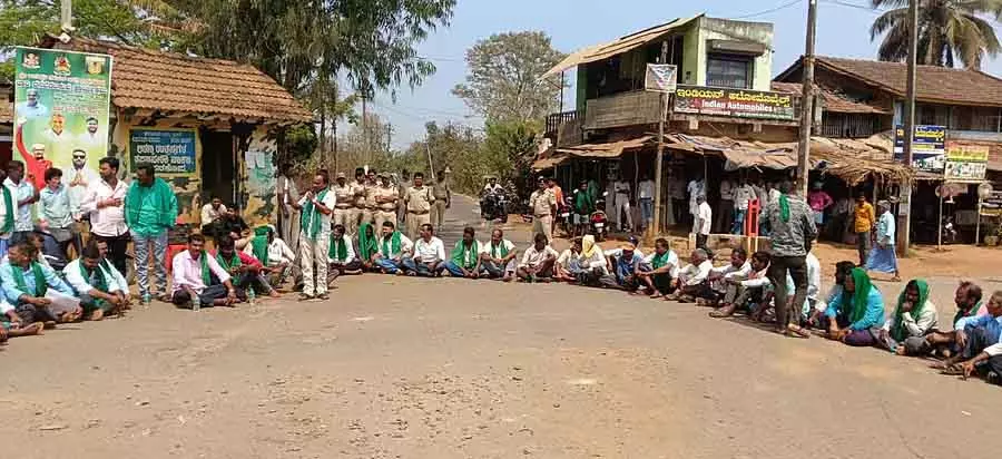 समस्याओं के समाधान की मांग: Dasankoppa में किसानों का भारी विरोध प्रदर्शन समस्याओं के समाधान की मांग: Dasankoppa में किसानों का भारी विरोध प्रदर्शन