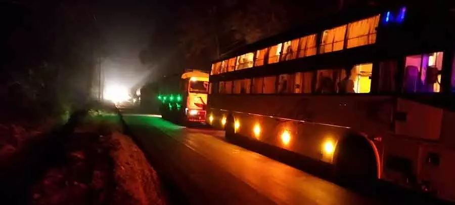 Bus-लॉरी टक्कर: अरबैल घाट पर ट्रैफिक जाम Bus-लॉरी टक्कर: अरबैल घाट पर ट्रैफिक जाम