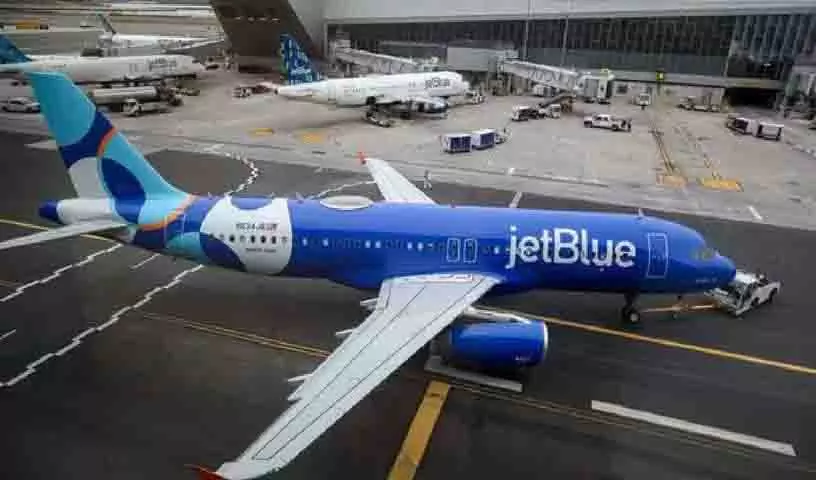 प्लेन ने न्यूर्क में Emergency Landing की; यात्रियों को स्लाइड के ज़रिए निकाला गया प्लेन ने न्यूर्क में Emergency Landing की; यात्रियों को स्लाइड के ज़रिए निकाला गया