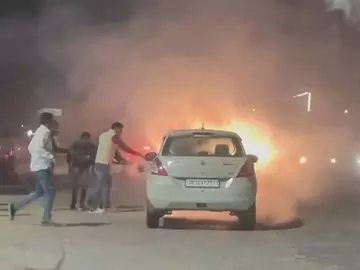 Shahjahanpur: जलालाबाद में चलती कार में लगी आग, चार सुरक्षित Shahjahanpur: जलालाबाद में चलती कार में लगी आग, चार सुरक्षित