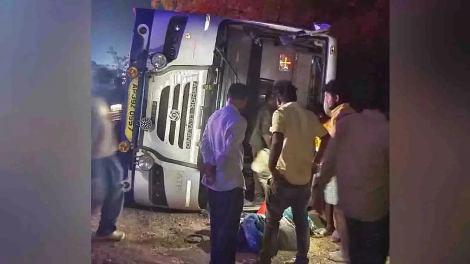 Hyderabad में गडवाल में बस दुर्घटनाग्रस्त, चार गंभीर रूप से घायल Hyderabad में गडवाल में बस दुर्घटनाग्रस्त, चार गंभीर रूप से घायल