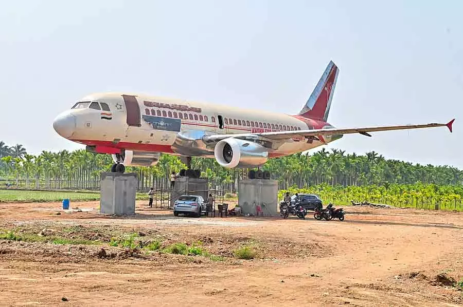 मेटल बर्ड में तैयार हो रहा रेस्टोरेंट: Runway-17 ने खींचा ध्यान मेटल बर्ड में तैयार हो रहा रेस्टोरेंट: Runway-17 ने खींचा ध्यान