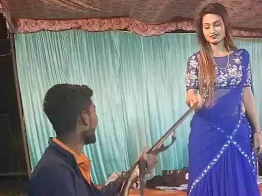 OMG! बंदूक की नोक पर डांसर को नोट देना पड़ा भारी, एक्शन में पुलिस OMG! बंदूक की नोक पर डांसर को नोट देना पड़ा भारी, एक्शन में पुलिस