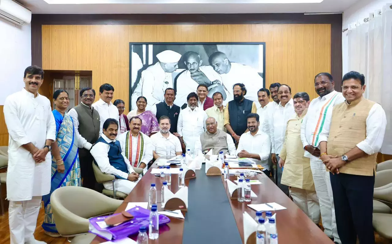 Telangana स्थानीय निकाय चुनाव में जीत के बाद खड़गे ने रोडमैप की समीक्षा की Telangana स्थानीय निकाय चुनाव में जीत के बाद खड़गे ने रोडमैप की समीक्षा की